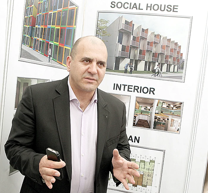 
    Zvezdelin  Minchev vrea să construiască în Capitală apartamente din module de transport marfăFoto: Sever Gheorghe  