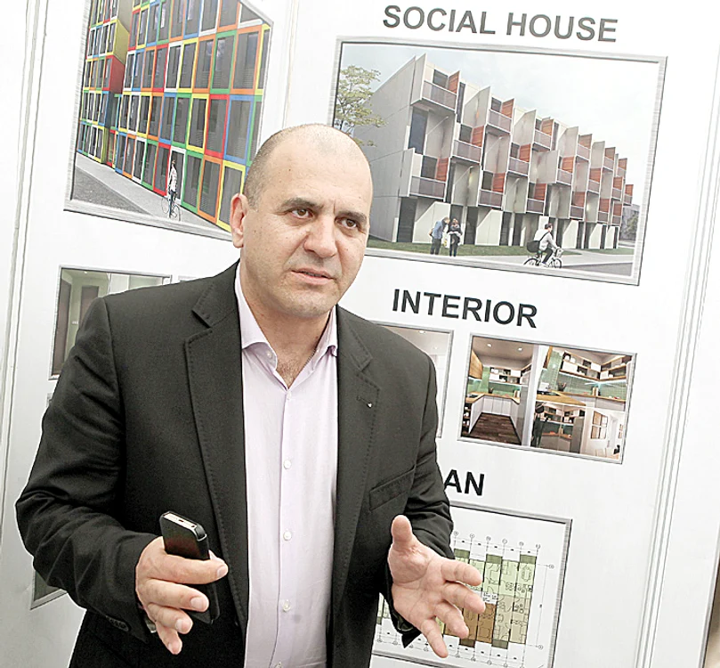 
    Zvezdelin  Minchev vrea să construiască în Capitală apartamente din module de transport marfăFoto: Sever Gheorghe  