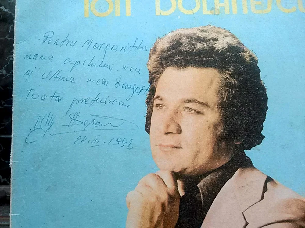 
    Bunica Margarita Valenciano și nepotul Ion au ornat tortul împreunăfoto: arhiva personala  