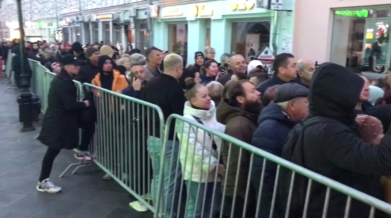 Cozi la una din secțiile de votare din Moscova/ FOTO: Deschide.md