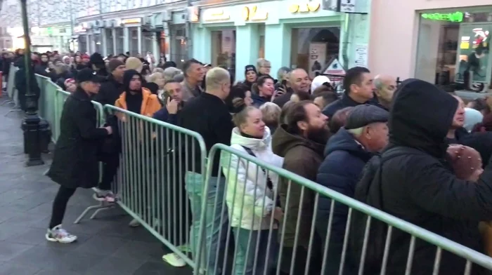 În preajma celor două secții de votare din Moscova sunt rânduri mari. FOTO: Deschide.md
