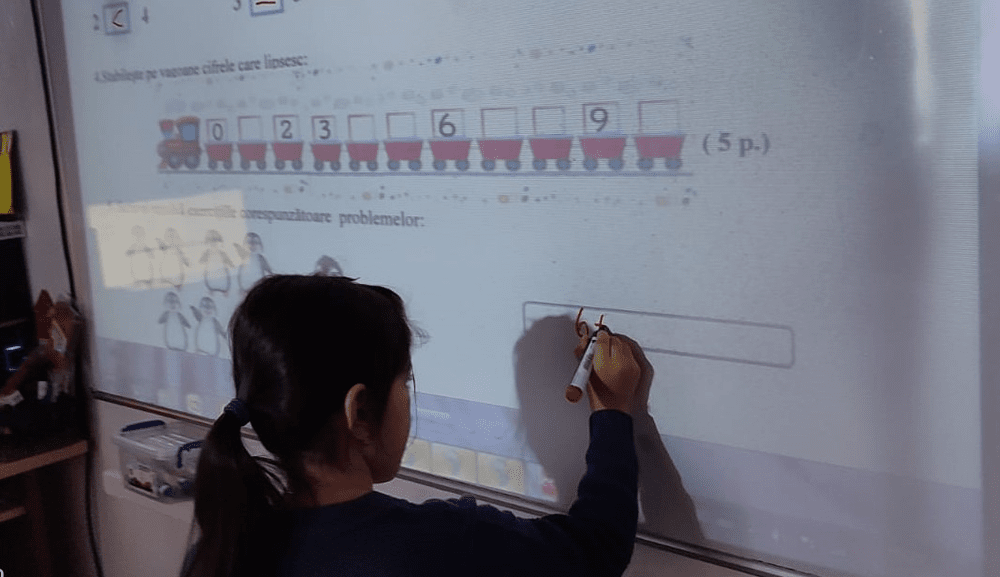 Învățământ de eră nouă. Fără ghiozdan greu, cu tableta pe bancă și conținut digital: „Acesta este viitorul”