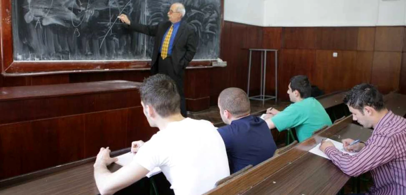 700 de profesori au părăsit deja sistemul la Braşov
