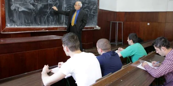 700 de profesori au părăsit deja sistemul la Braşov