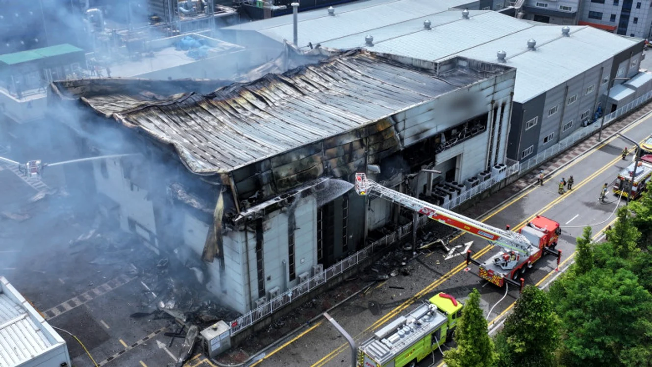 Zeci de oameni într-un incendiu la o fabrică de baterii de litiu din Coreea de Sud. FOTO: Profimedia