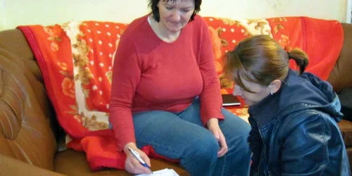 Andreea Ionăchiţă (stânga) semnează chestionarul completat de recenzor