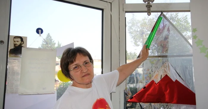 Carmen arată unde ar fi apărut chipul lui Iisus. FOTO: Daniel Guţă. ADEVĂRUL.