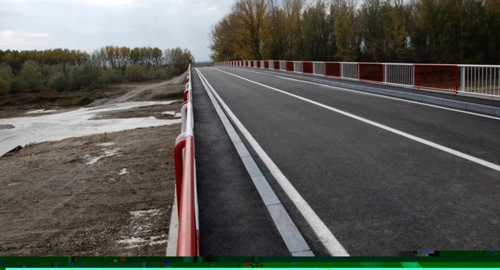Consiliul Judeţean Dâmboviţa informază participanţii la trafic, precum şi pe locuitorii care deţin terenuri agricole în zonă să folosească variantele ocolitoare