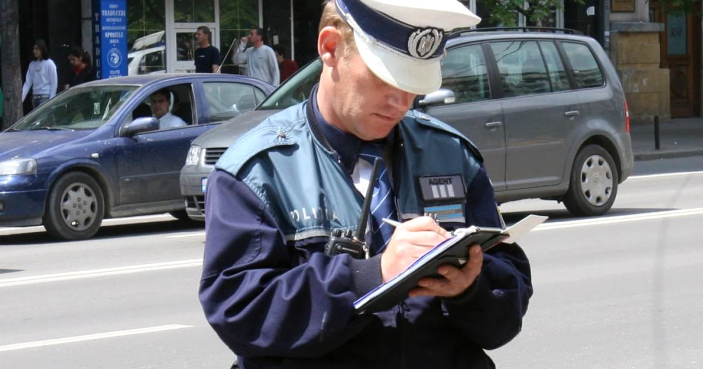 Agentul constatator nu a fost de acord să primească mită şi l-a denunţat pe şofer FOTO Adevărul