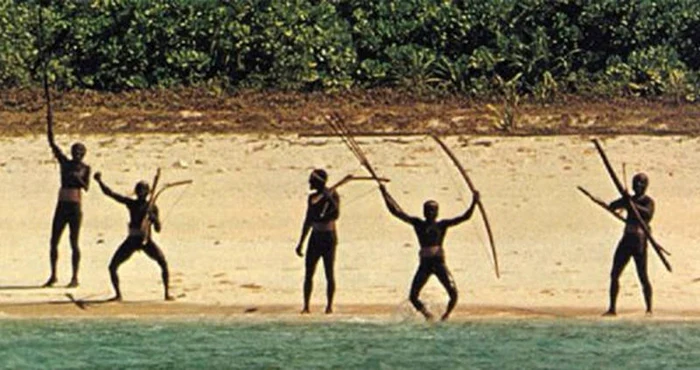 Imagine rară surprinsă cu triburile de pe Sentinel Island FOTO allthatisinteresting.com