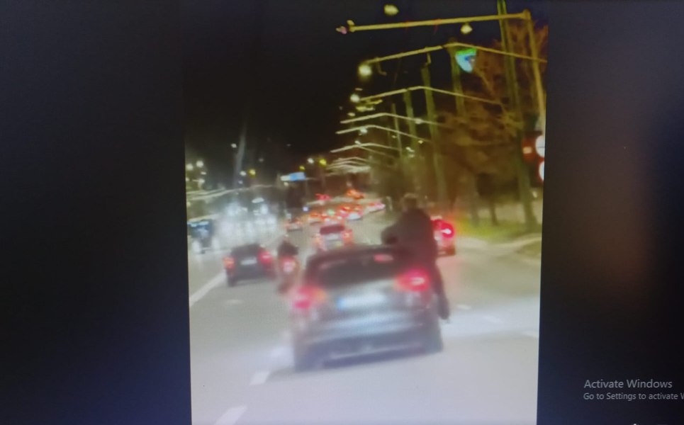 Cu un picior în mașină. Sancțiunea primită de un tânăr teribilist la Brașov