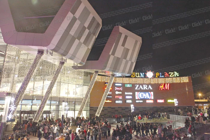 Instalaţia cu 450.000 de beculeţe deţine, pentru al patrulea an consecutiv, recordul mondial înregistrat de Guiness Book pentru cea mai mare ghirlandă aprinsă de Sărbători