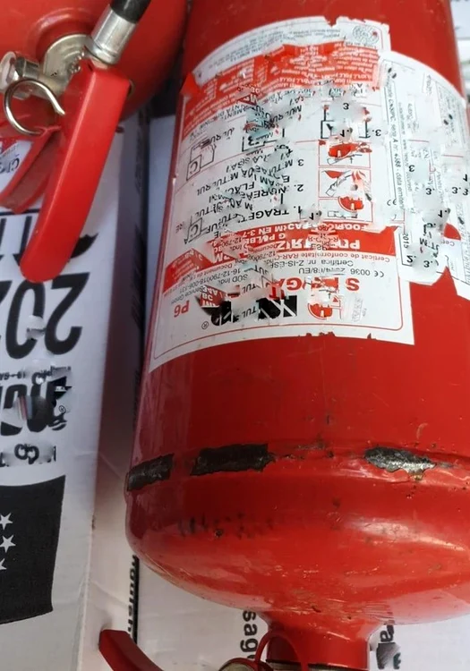 Extinctoarele aveau schimbată doar eticheta, ca să pară că au fost verificate