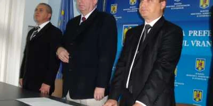Noul prefect a depus jurământul cu mâna pe Biblie şi Constituţie
