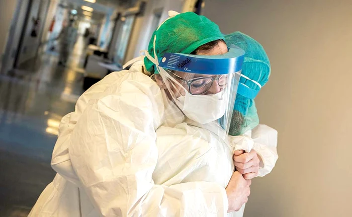 Imagini cutremurătoare, cu medici din toată lumea aflaţi în prima linie a unui război despre care nu se ştie cum şi când se va încheiaFotografii: AFP