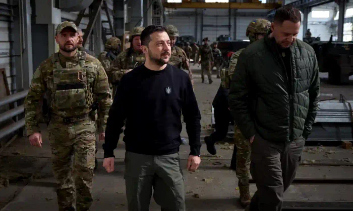 Zelenski a vizitat un oraș aflat în prima linie a frontului din est FOTO via The Guardian