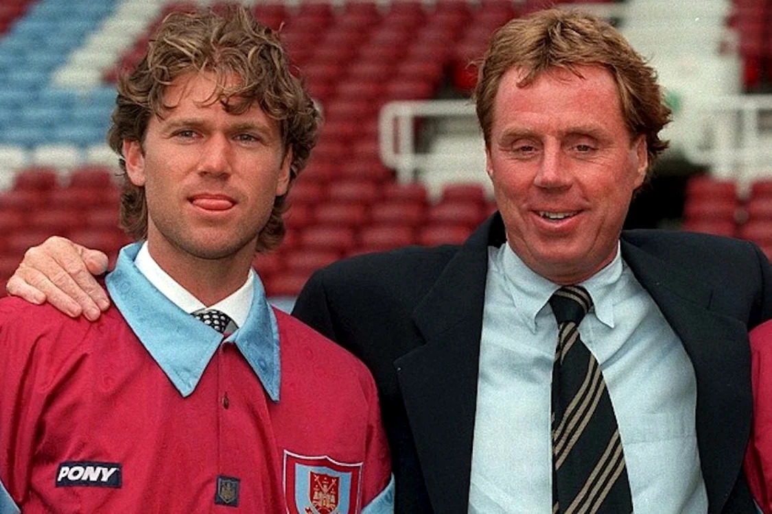 Florin Răducioiu (stânga), alături de Harry Redknapp, în momentul transferului la West Ham