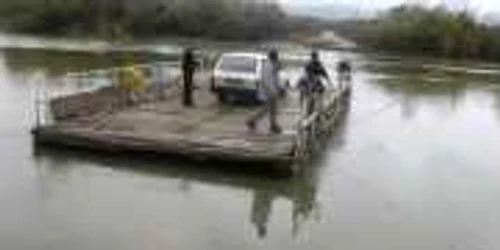 Puiu Guia (negru) traversează Someşul cu bac-ul de 45 de ani