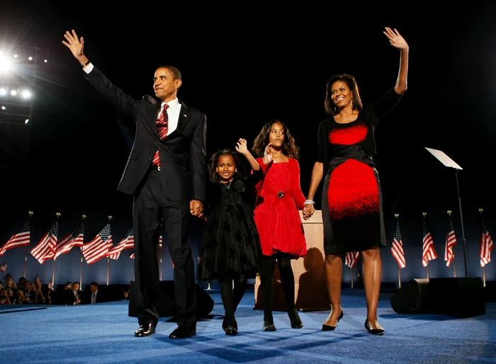 
    Malia și Sasha Obama, alături de Barack și Michelle Obama, noiembrie 2008, în noaptea alegerilorfoto: Getty Images  