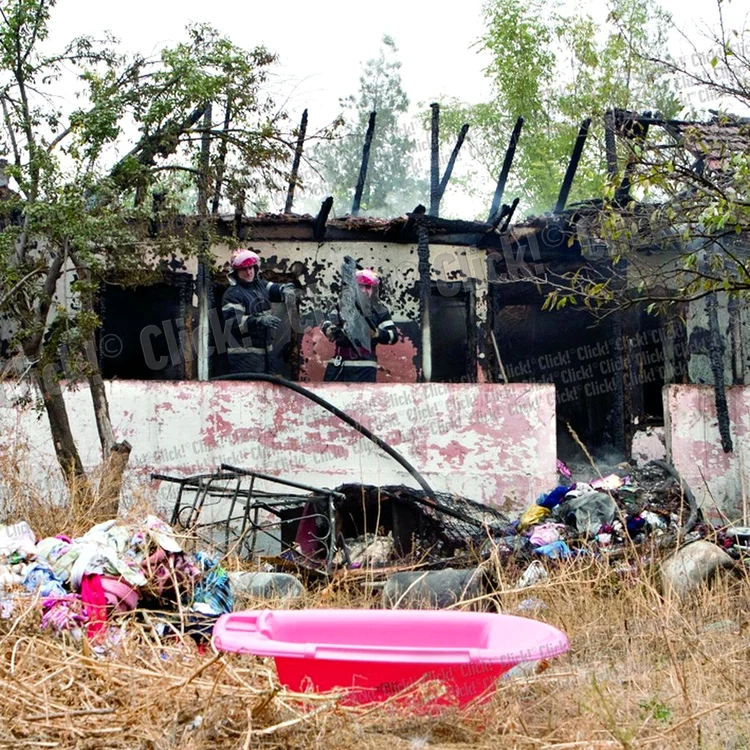 
    Până la sosirea pompierilor, locuinţa  a ars aproape în întregime  (Fotografii: Cosmin Costache)  