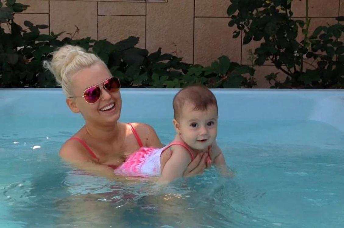 Misha şi Maya se bălăcesc la piscină