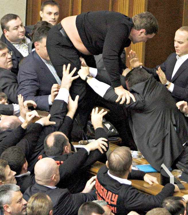 Încă puţin şi unul dintre politicieni ar fi rămas la bustul gol