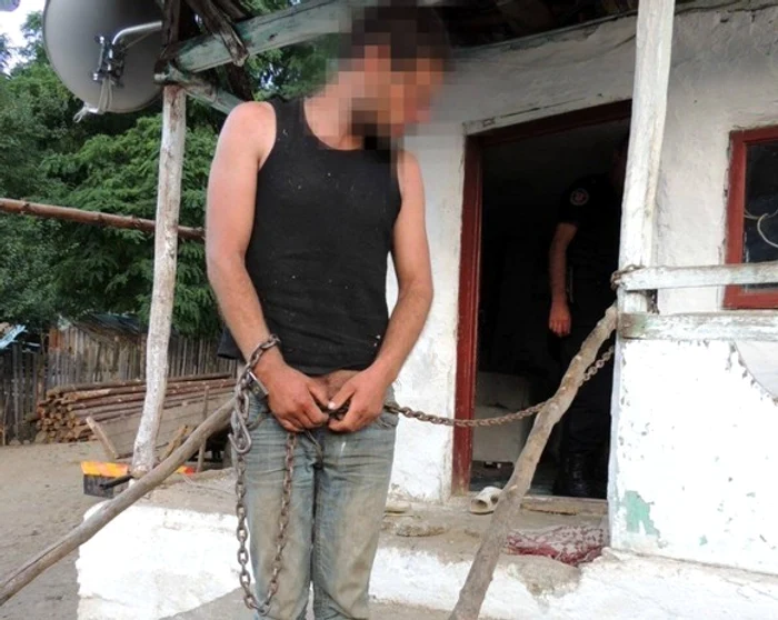 Tânărul, transformat în sclav de suspecții țigani, a fost găsit de polițiști legat în lanțuri (fotografii: Poliția Română)