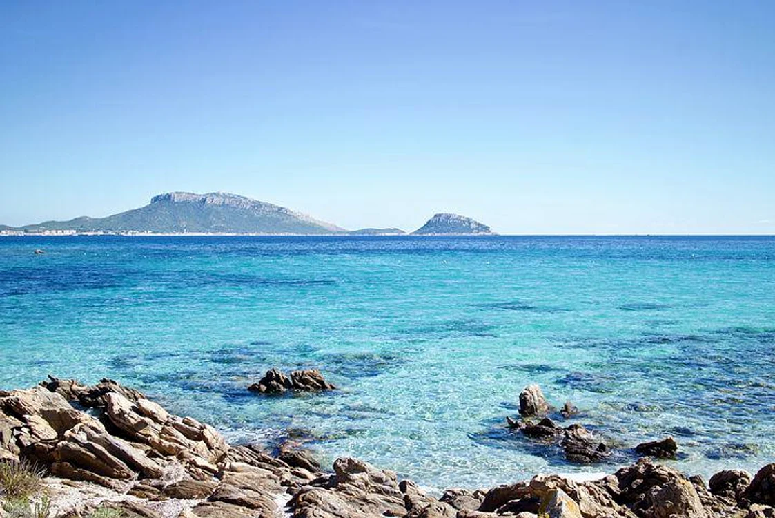 Sardinia oferă 15.000 de euro celor care se mută aici