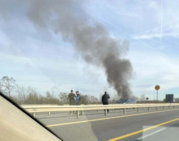 Fumul gros se vedea de departe. Foto Info Trafic Piteşti