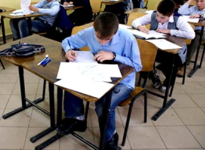 Elevul de 17 ani a fost terorizat de mesajele profesorului foto: stirileprotv.ro