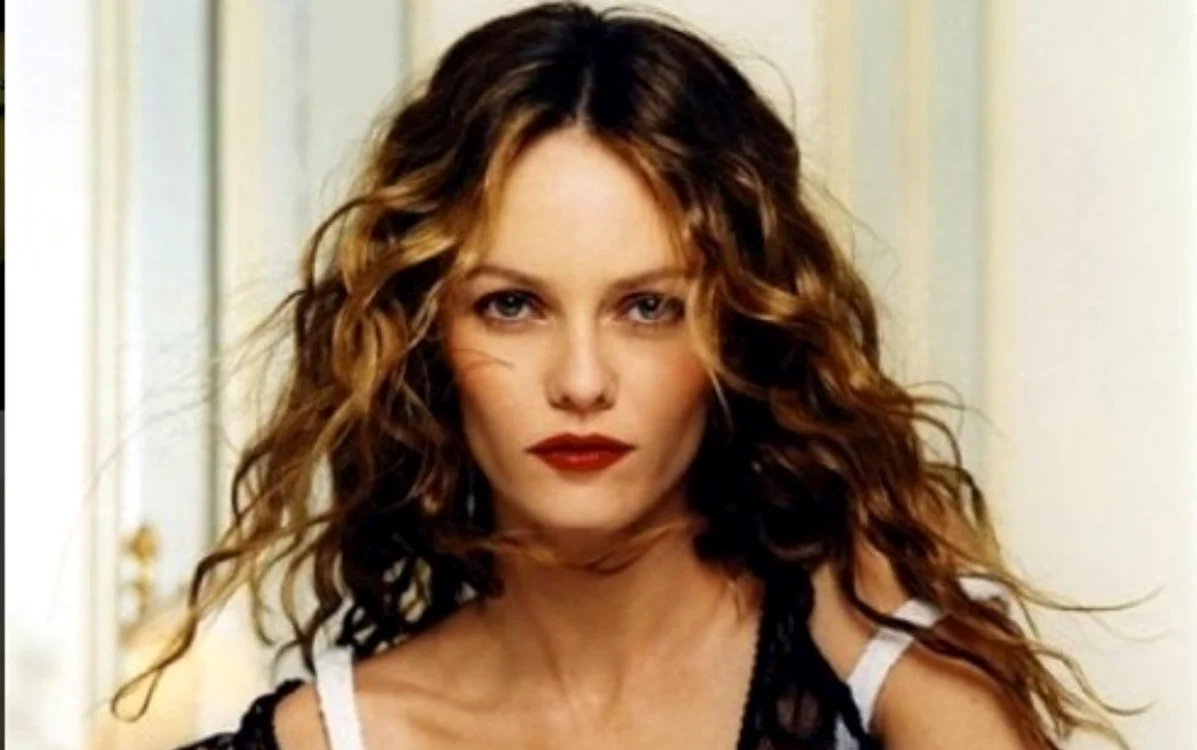 
    Johnny Depp a slăbit mult de când e bolnav şi Vanessa Paradis vrea să-l salveze  