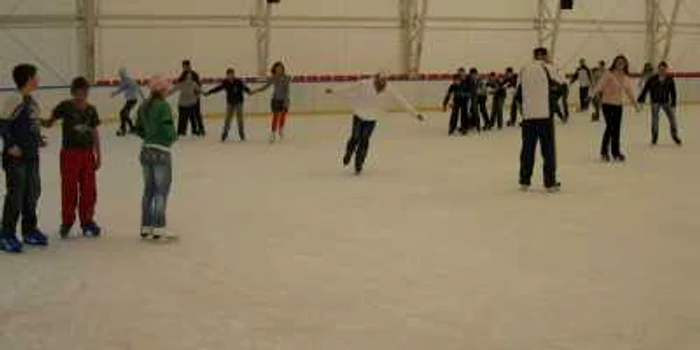 O idee de petrecre a timpului liber este patinoarul 