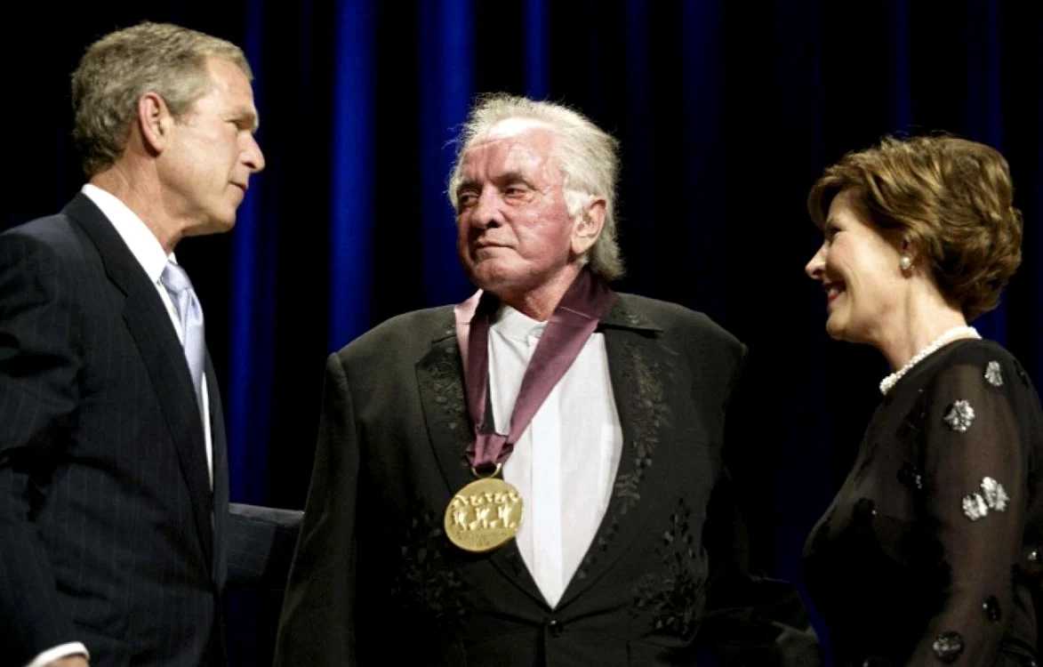 Johnny Cash (centru) alături de fostul preşedinte american George W. Bush şi soţia lui, Laura Bush FOTO AFP