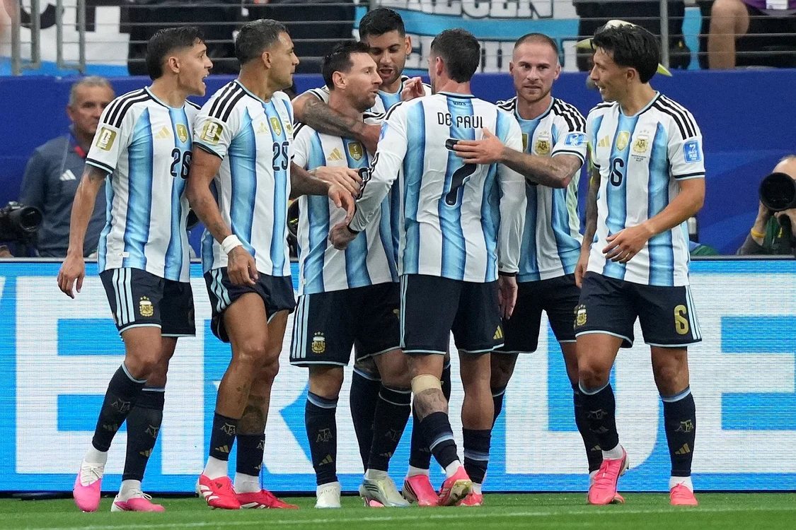 Lionel Messi a fost felicitat de colegi după primul gol cu Austria (Foto: EPAImages)