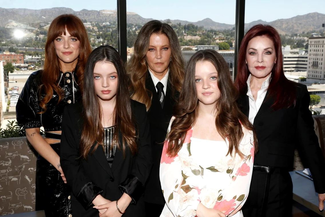 Lisa alături de cele trei fiice ale sale și de Priscilla Presley