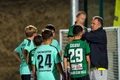 Antrenor de fotbal, surprins în timp ce strânge de gât un copil de 13 ani, pe un teren din Huși 