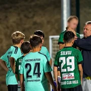 Antrenor de fotbal, surprins în timp ce strânge de gât un copil de 13 ani, pe un teren din Huși 