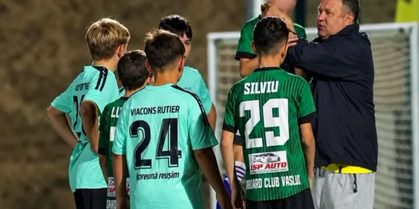 Antrenor de fotbal, surprins în timp ce strânge de gât un copil de 13 ani, pe un teren din Huși 