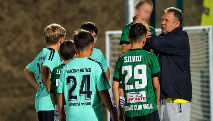 Antrenor de fotbal, surprins în timp ce strânge de gât un copil de 13 ani, pe un teren din Huși