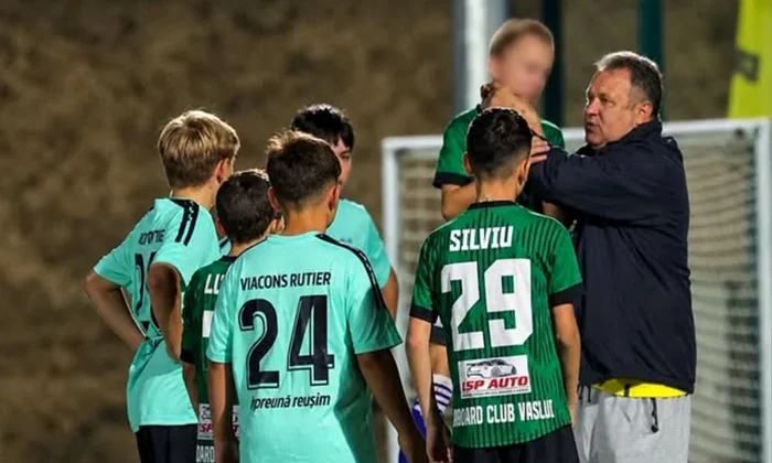 Antrenor de fotbal, surprins în timp ce strânge de gât un copil de 13 ani, pe un teren din Huși 