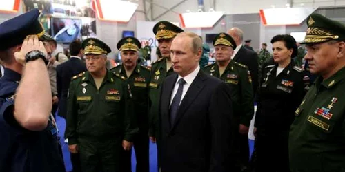 Vladimir Putin este salutat la Parcul Patriot FOTO Captura The Guardian