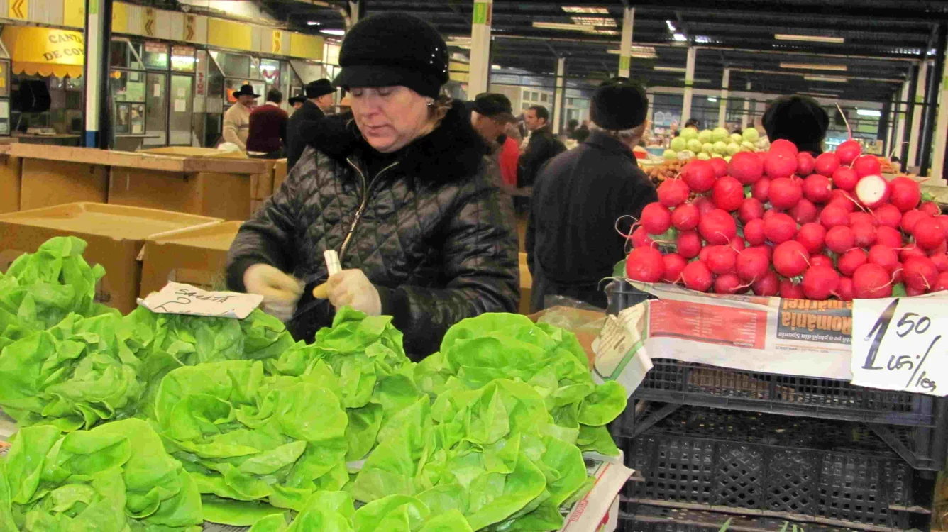 Sulfina Ghemuleţ vinde salată de Matca şi ridichi de Italia