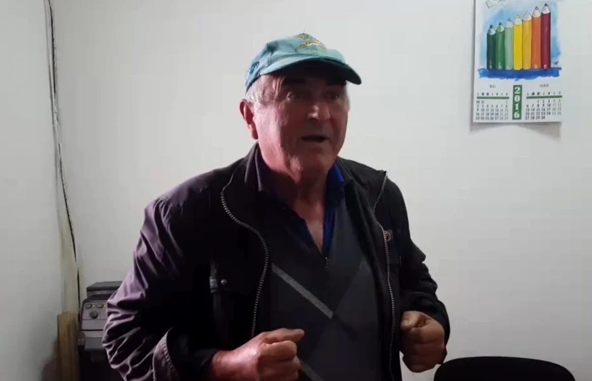 Bărbatul susţine că a fost agresat şi s-a ales cu răni la mâini din cauza cătuşelor