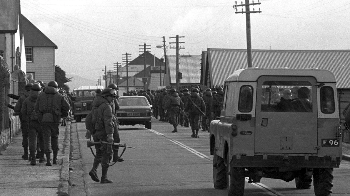 Calendar 2 aprilie: 1982   Trupele argentiniene au debarcat în insulele Falkland, declanșând războiul Malvinelor jpeg