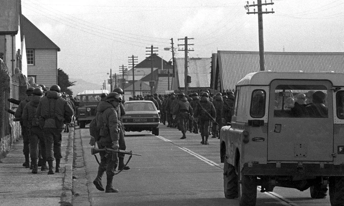 Calendar 2 aprilie: 1982   Trupele argentiniene au debarcat în insulele Falkland, declanșând războiul Malvinelor jpeg