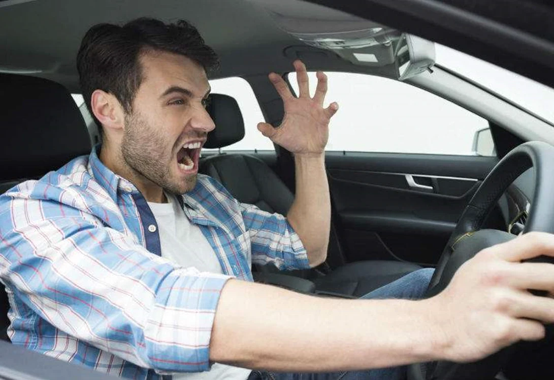 Agresivitatea în trafic poate fi semnalată direct pe o aplicaţie a MAI. Foto arhivă