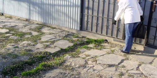 Până vor fi racordați la rețeaua de canalizare, oamenii se folosesc de șanțuri pentru evacuarea apei uzate 