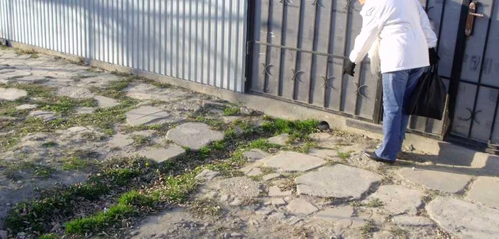 Până vor fi racordați la rețeaua de canalizare, oamenii se folosesc de șanțuri pentru evacuarea apei uzate 