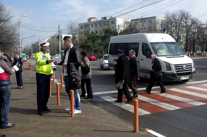 Poliţiştii buzoieni au mers în diferite zone din municipiul Buzău, unde au stat de vorbă cu pietonii