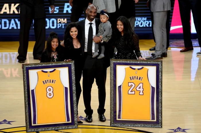 
    Kobe Bryant alături de soție și de primele trei fiice în decembrie 2017, la retragerea tricourilor purtate la LakersFoto: Guliver/ GettyImages  